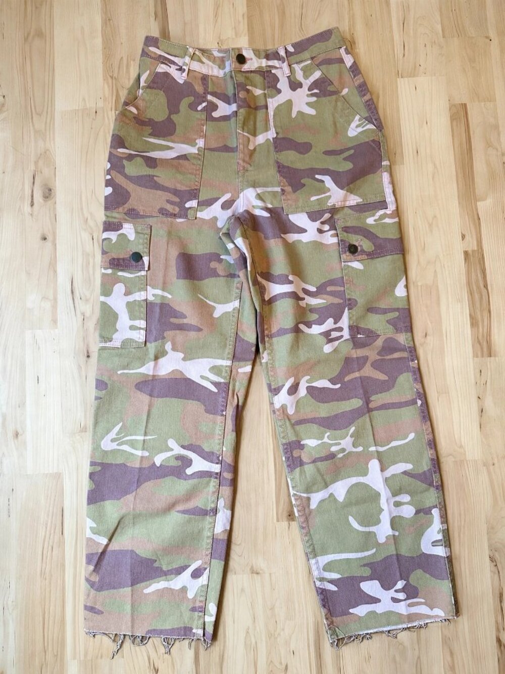 Hollister Pink Camo Cargo Mom Jeans W27